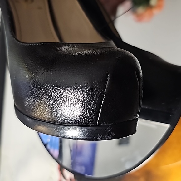 Authentic Yves  Saint Laurent Tribute Pumps - Picture 12 of 12